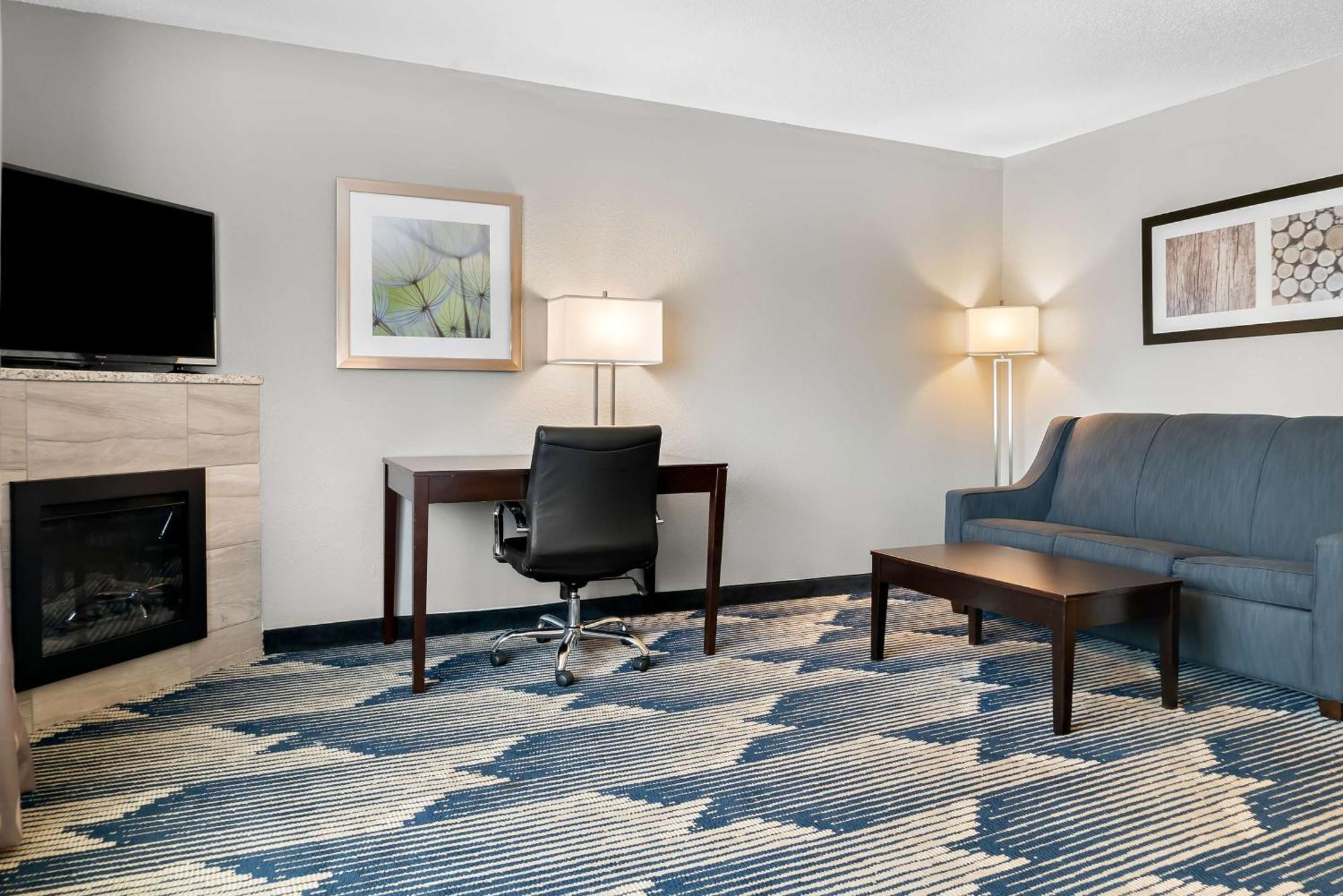 King Suite with Whirlpool and Sofa Bed,1624759767:JPEG