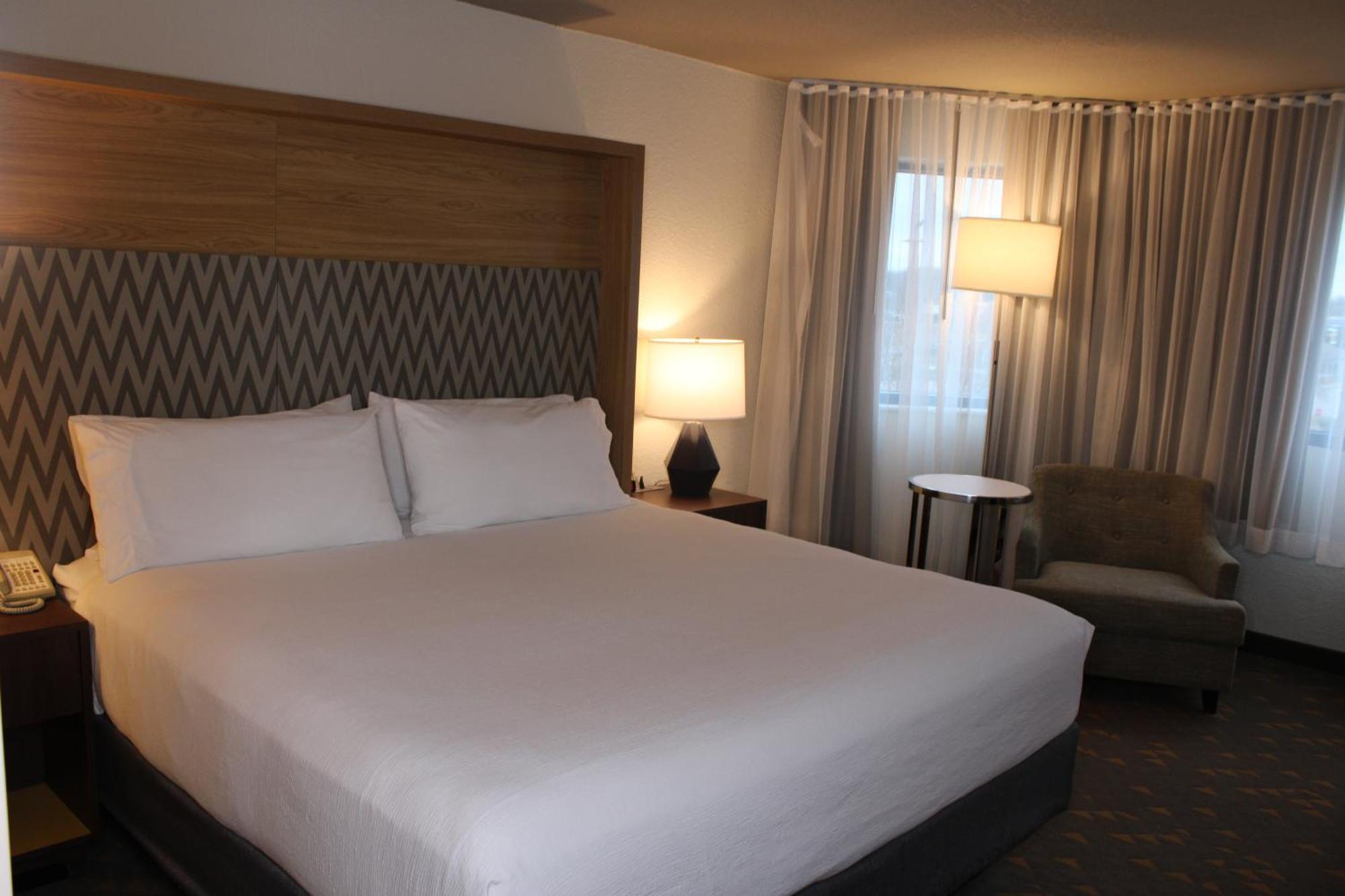 King Room with Mobility/Hearing Access and Roll-In Shower, Non-Smoking,1641729756:JPEG